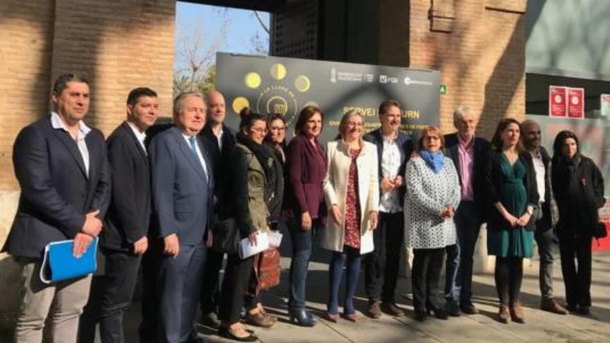 La consellera con las alcadesas y alcaldes del área metropolitana.