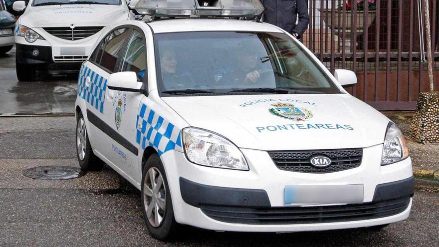 Uno de los vehículos de la Policía Local de Ponteareas. // M.G.Brea