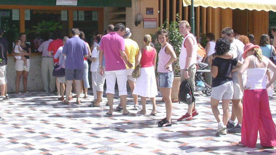 Un grupo de visitantes en el municipio de Nerja, el más oriental y turístico de la Axarquía.