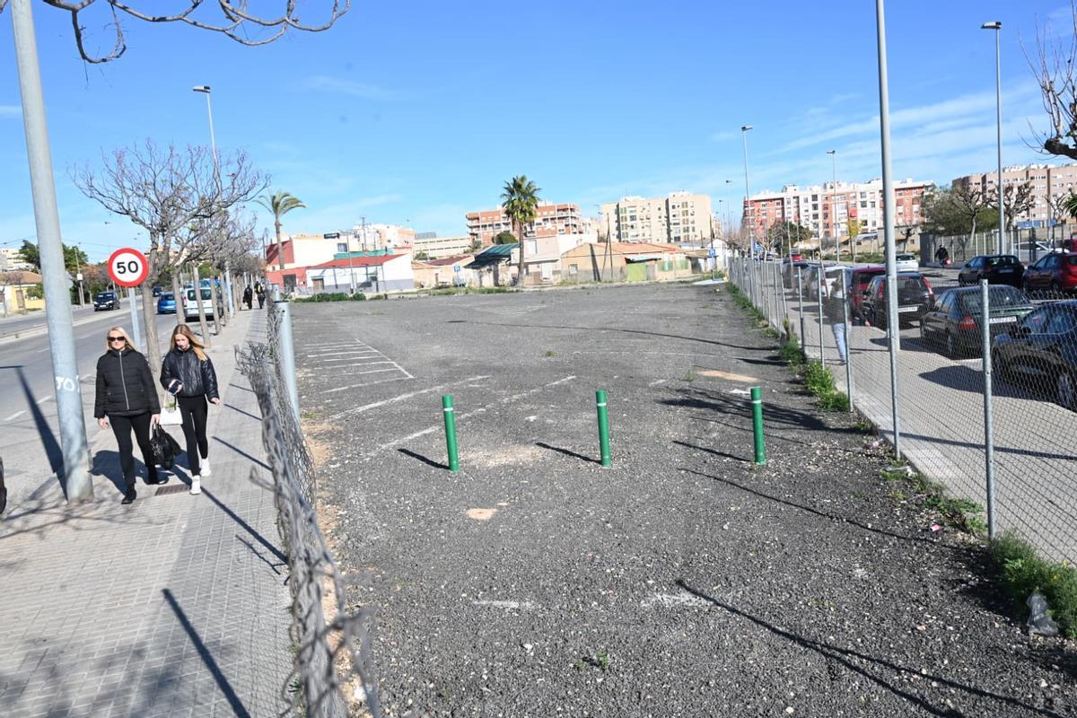 El nuevo aparcamiento cerca del pabellón inclusivo e Elche tiene una capacidad de un centenar de plazas de coche
