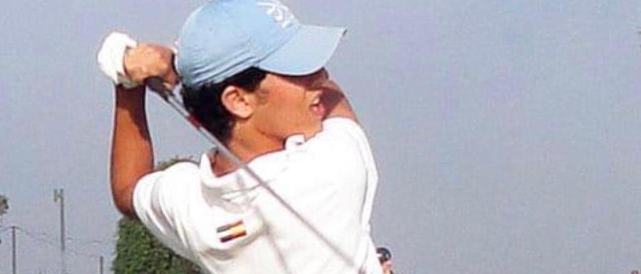 Ejecutando un golpe de golf.