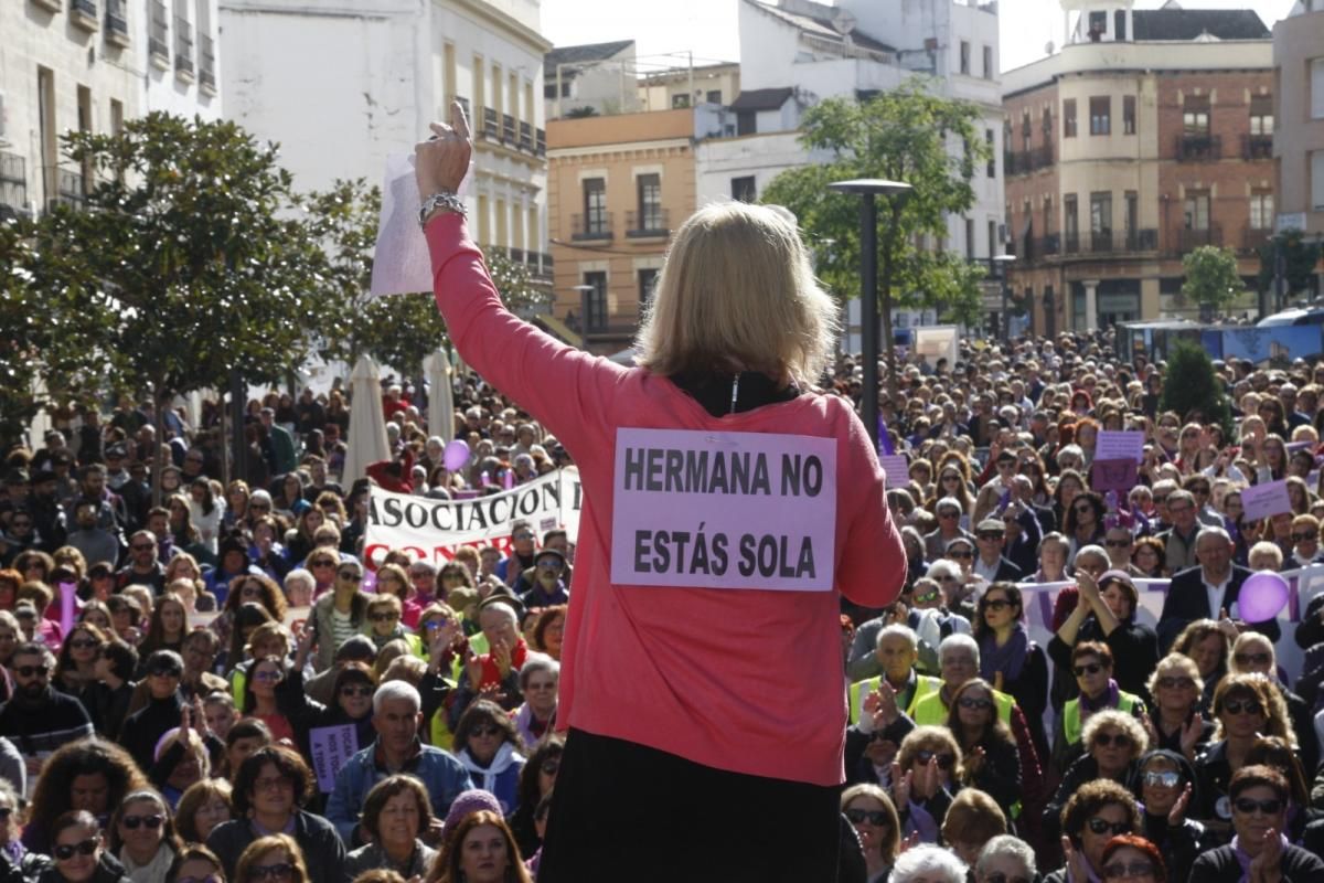 Multitudinaria manifestación contra la violencia hacia la mujeres