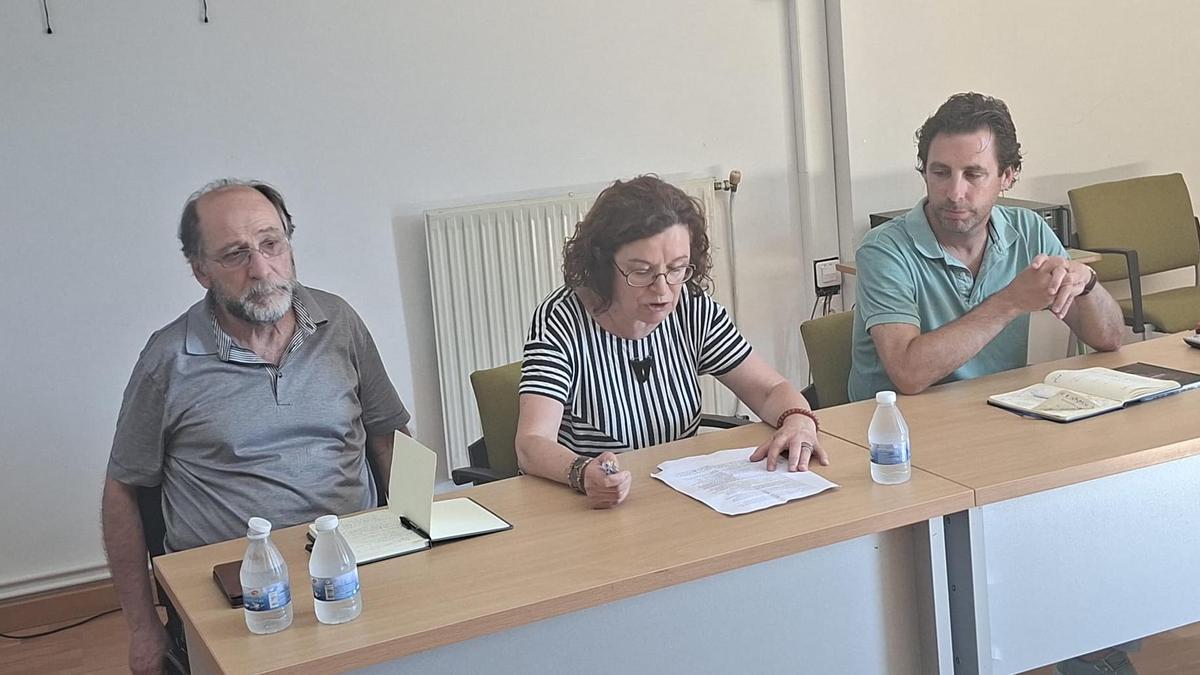 Por la izquierda, Javier Suárez Pandiello, Celina y Roberto Fernández Llera.