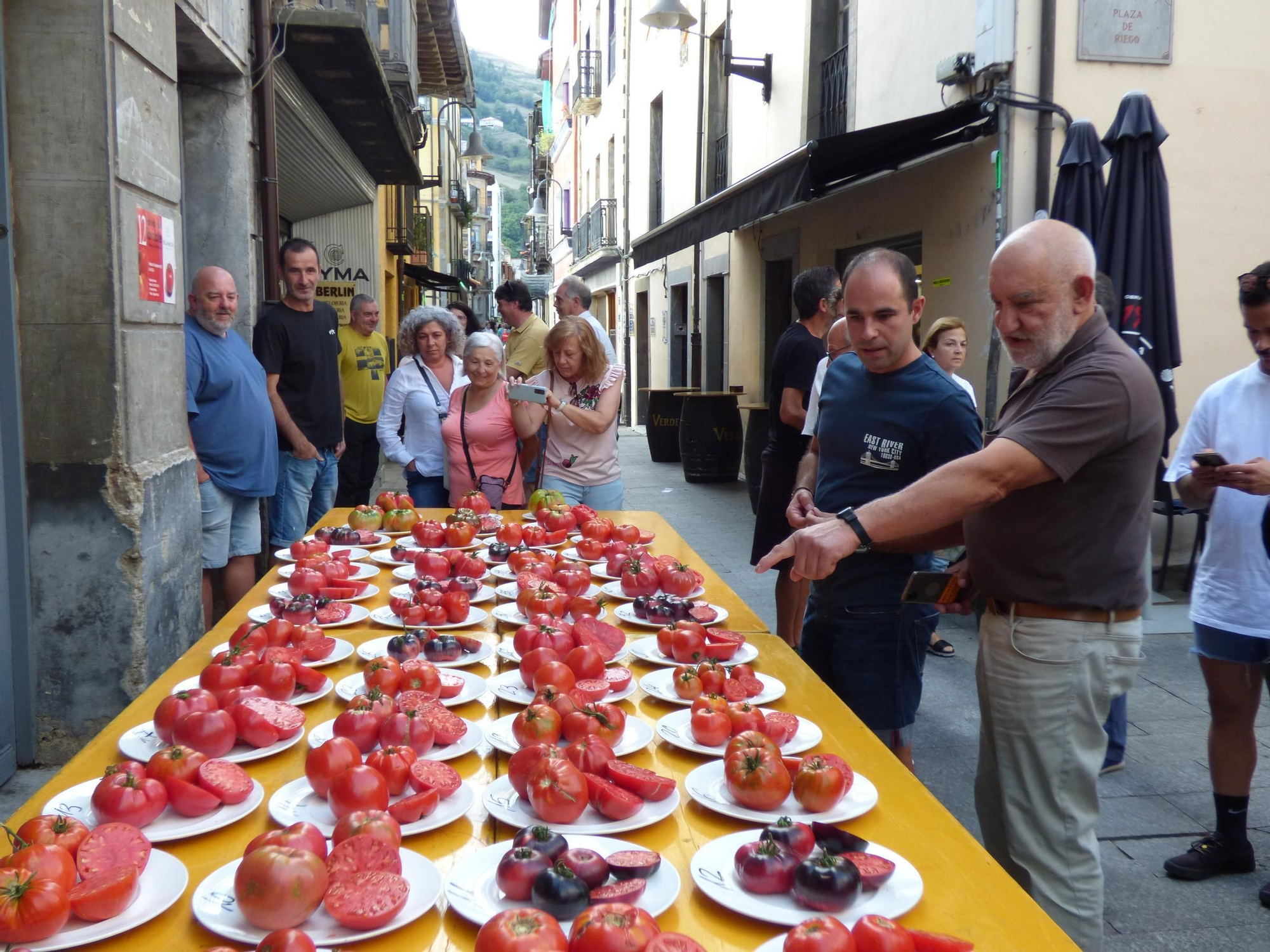 Así fue la elección del mejor tomate de Cangas del Narcea