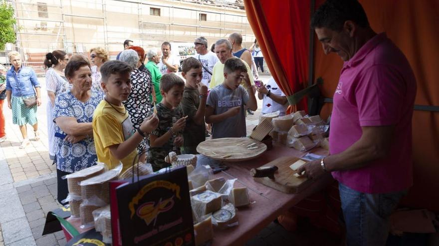 Varios niños degustan queso.