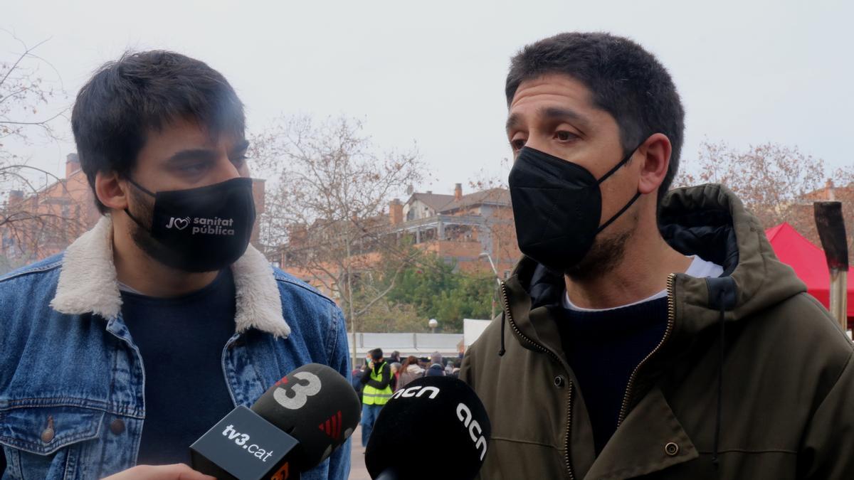 El portaveu d&#039;En Comú Podem, David Cid, atén els mitjans de comunicació a la Fira de la Candelera de Molins de Rei, acompanyat del diputat del Parlament Lucas Ferro