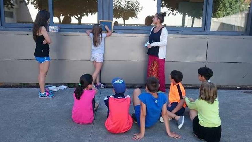 Pequeños de la Escola durante una de las actividades.