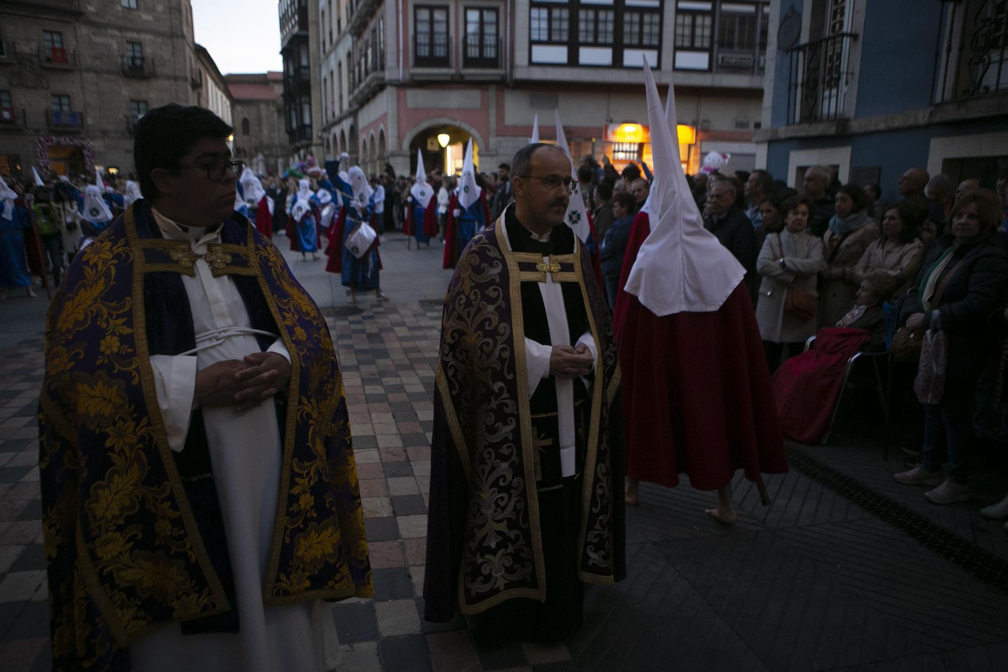 Jueves Santo en Avilés: Procesión del Silencio con los "sanjuaninos"