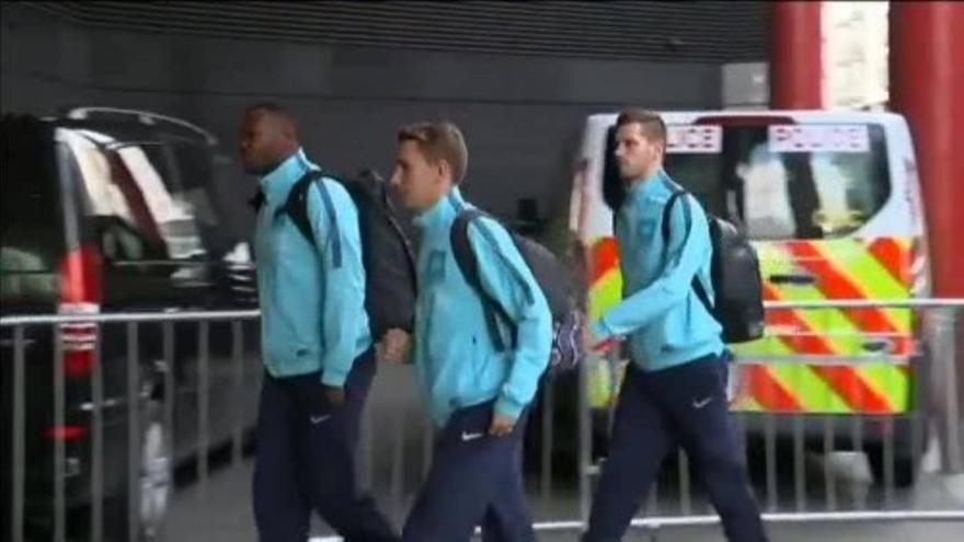 La selección francesa llega a su hotel en Londres entre fuertes medidas de seguridad