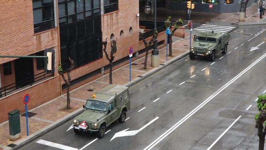 Vehículos militares pasan por Molina de Segura.