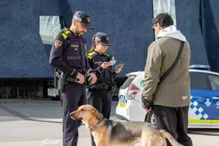 Así es la nueva campaña de la Guardia Urbana dirigida a los propietarios de perros en Barcelona