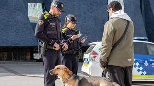 Campaña de la Guardia Urbana dirigida a los propietarios de perros en Barcelona