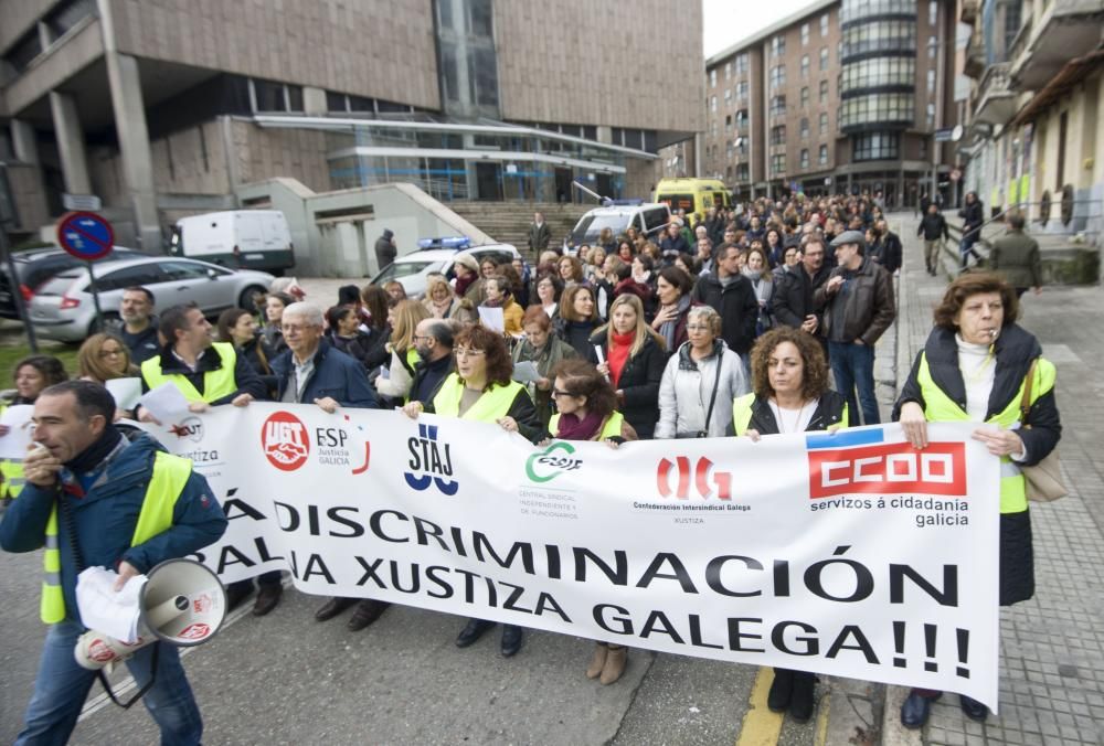 Centenares de funcionarios de la Administración de Justicia han marchado por las calles de A Coruña y otras ciudades gallegas para reivindicar mejoras salariales y sociales.