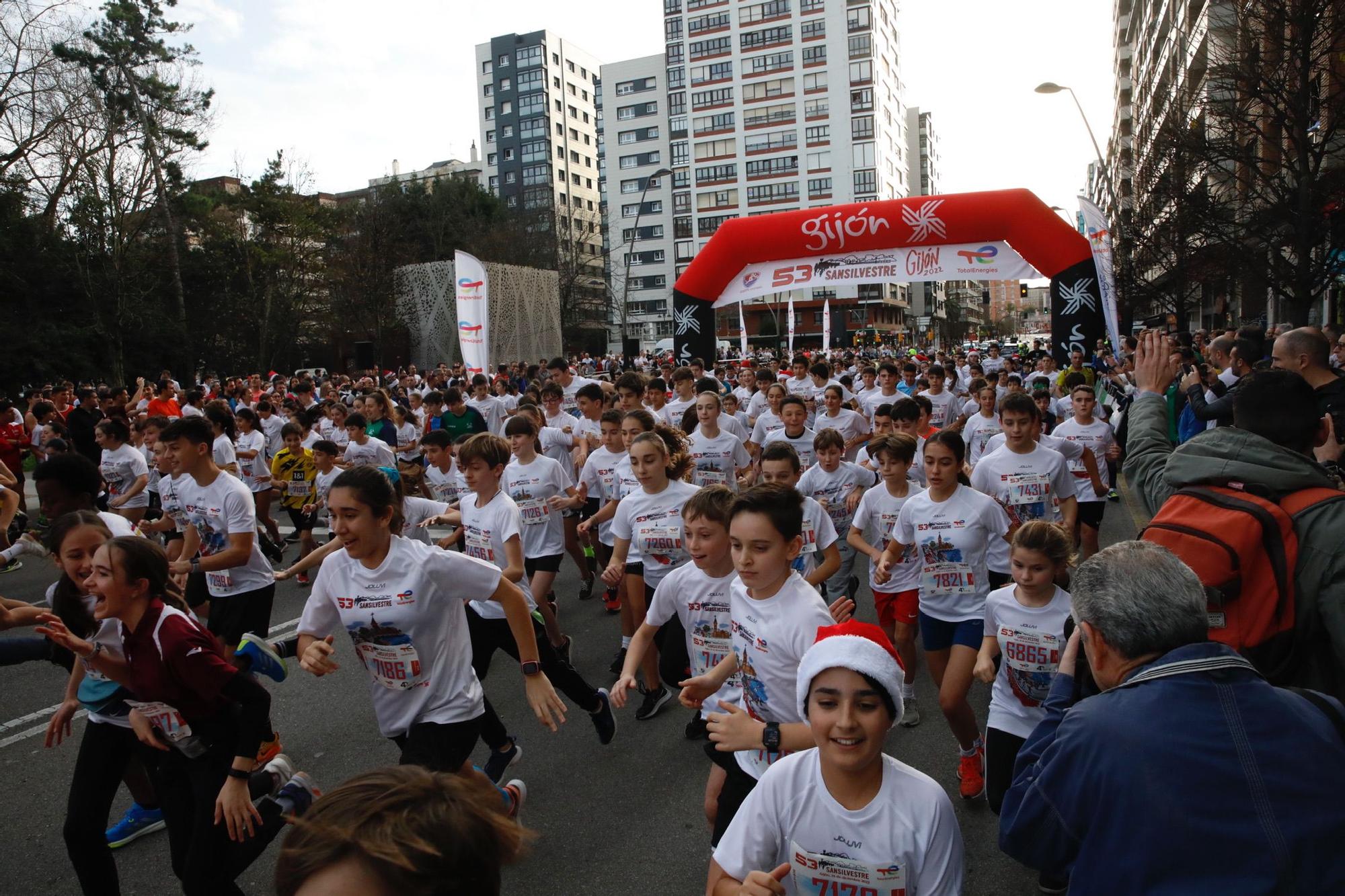 En imágenes: más de 7.000 corredores participaron en la San Silvestre de Gijón