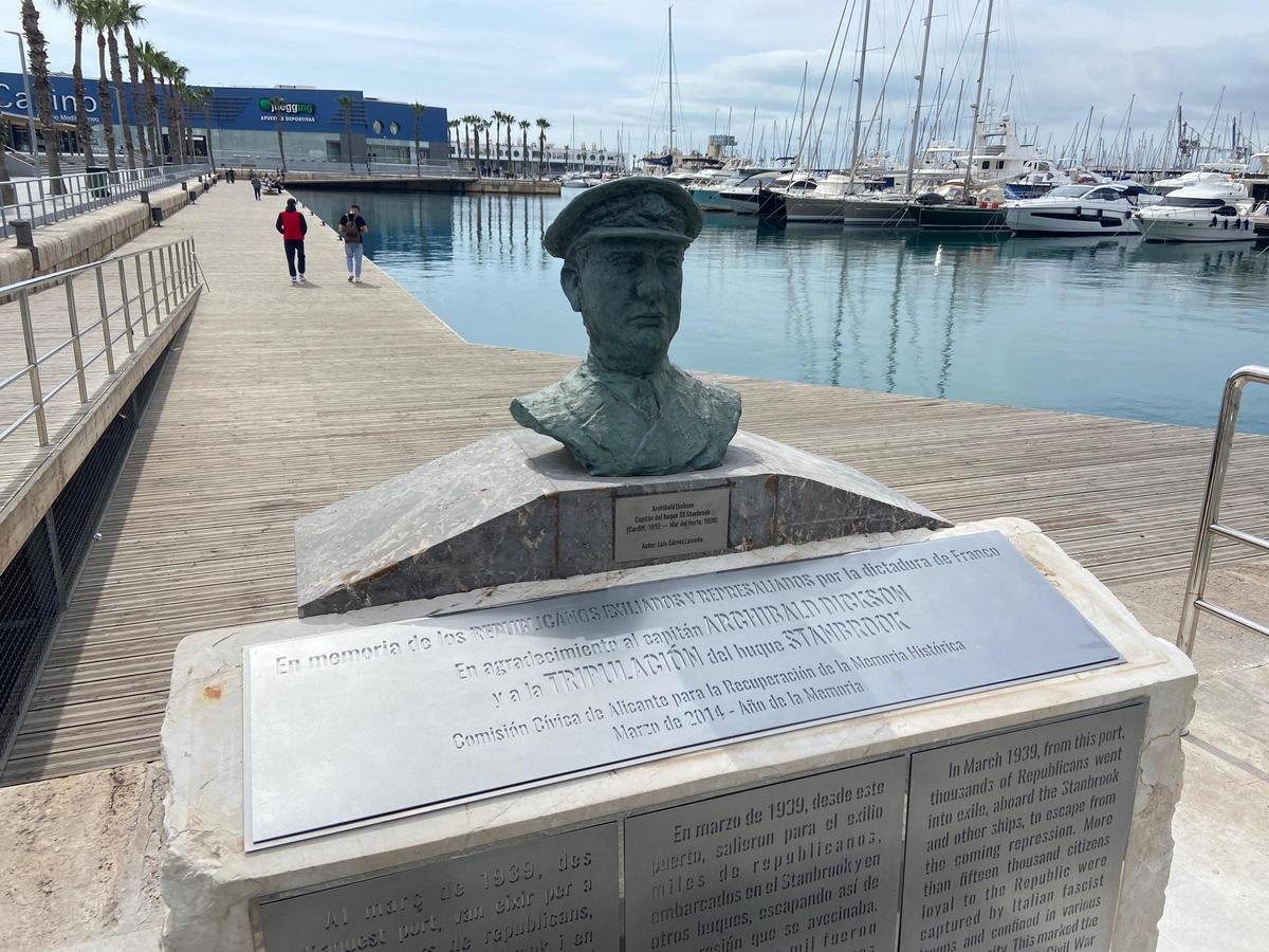 Nueva placa superior colocada en el memorial del Stanbrook de Alicante.