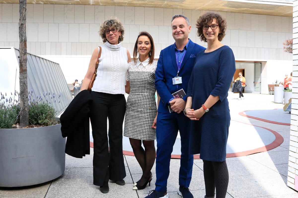 Els metges especialistes en cirurgia plàstica reparadora Gemma Pons i Jaume Masià (els dos al centre), amb Eva Usano i Marta Bondia, que fa uns anys van ser operades d'un càncer de mama a l'Hospital de Sant Pau de Barcelona