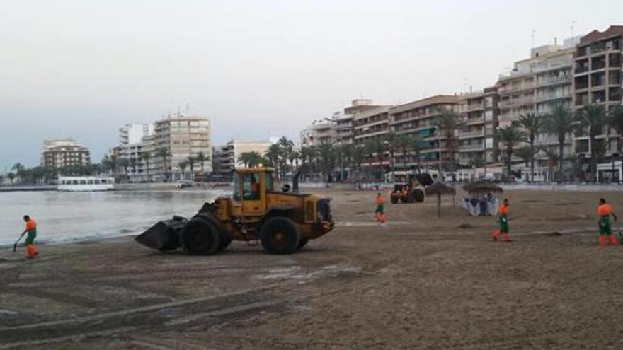 La noche de San Juan deja 40 toneladas de residuos en las playas de Torrevieja