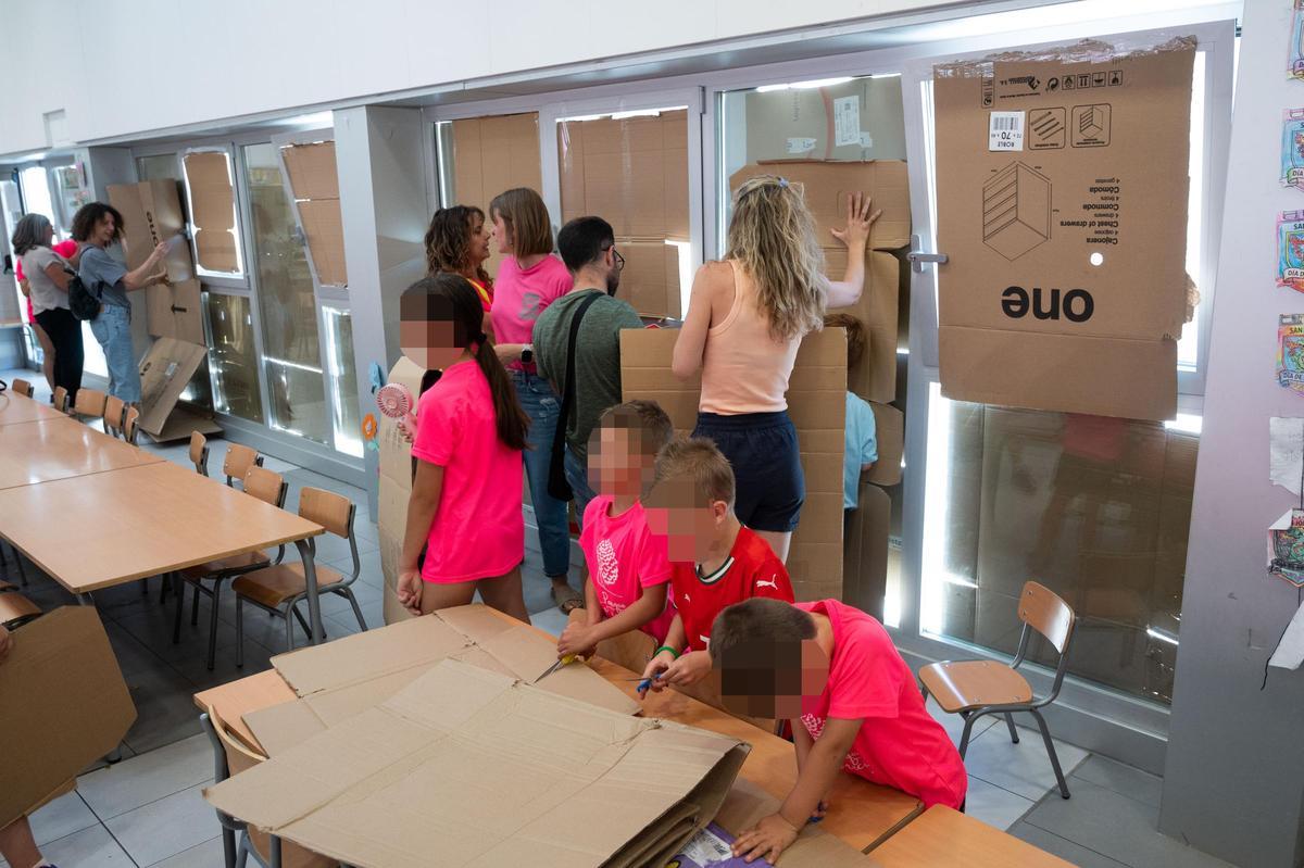 Las familias del CPI Parque Venecia de Zaragoza forran con cartones sus cristaleras para denunciar el calor en las aulas: