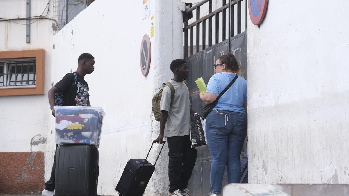 Traslado de menores migrantes asilados al Canarias 50