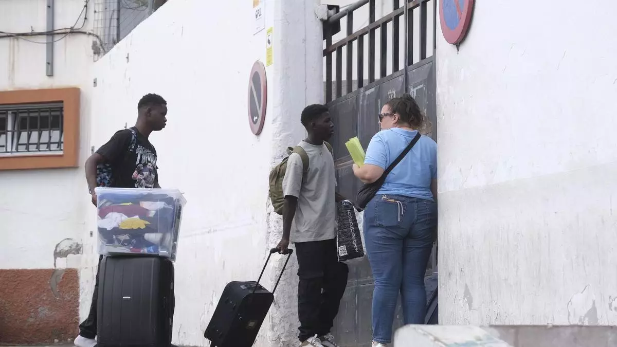 Torres confirma que 10 menores solicitantes de asilo vuelan a la Península desde Canarias