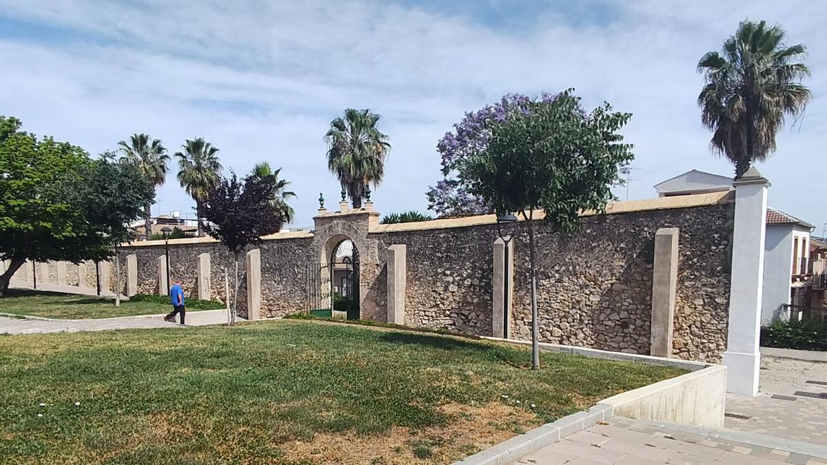 Muro de la antigua huerta del Carmen de Lucena.