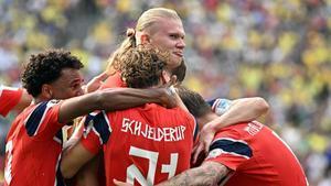 Norways forward #09 Erling Braut Haaland (C) celebrates scoring his teams first goal during the 2026 World Cup round of 16 football match between Brazil and Norway at the New York/New Jersey Stadium in East Rutherford on July 5, 2026. (Photo by Jewel SAMAD / AFP)