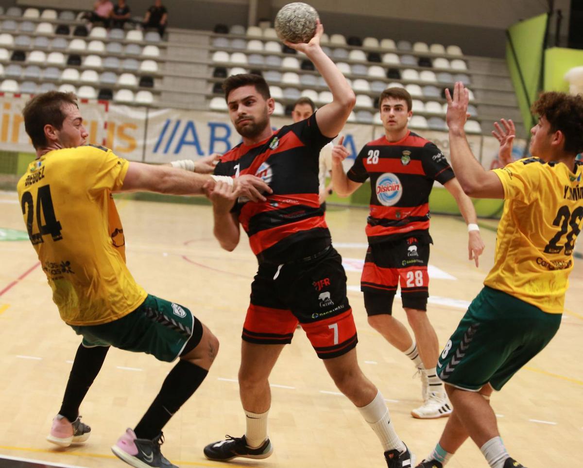 Losón es uno de los tocados en el vestuario del Disiclín antes de viajar a Ribadavia. |  // BERNABÉ/LUCÍA ABELEDO
