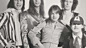 Formación original de AC/DC. De izquierda a derecha: Larry Van Kriedt, Colin Burgess, Dave Evans, Malcom Young y Angus Young.