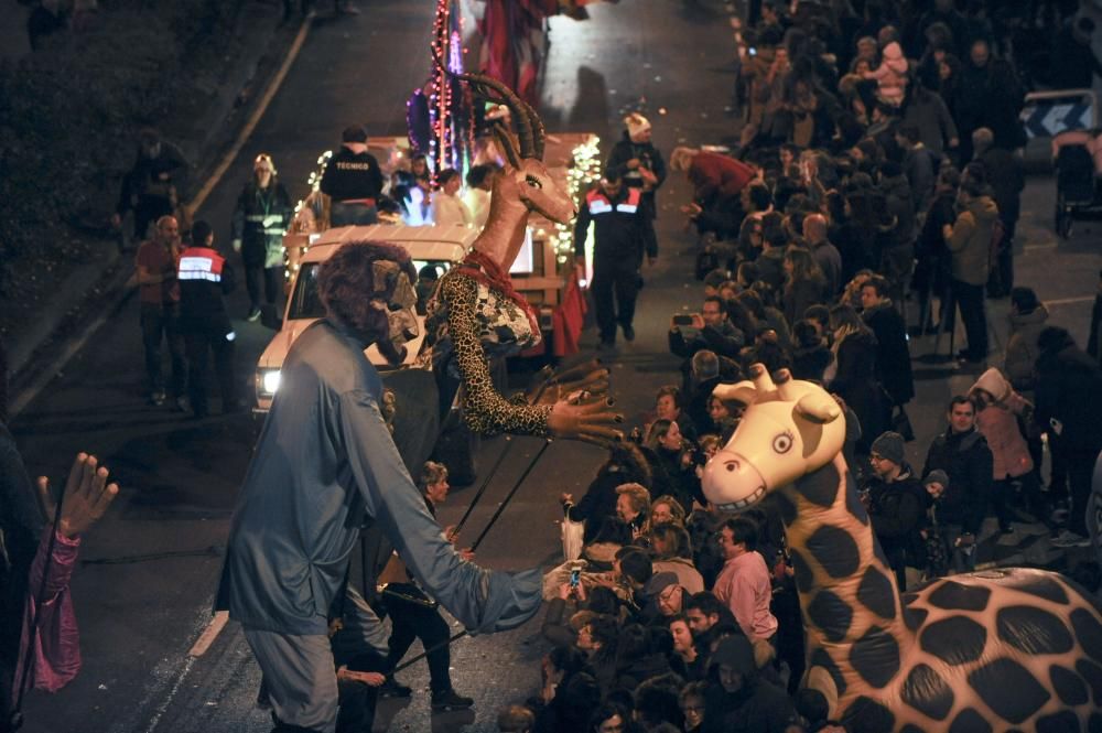 Los Reyes Magos recorren la ciudad desde O Castrillón hasta la plaza de María Pita.