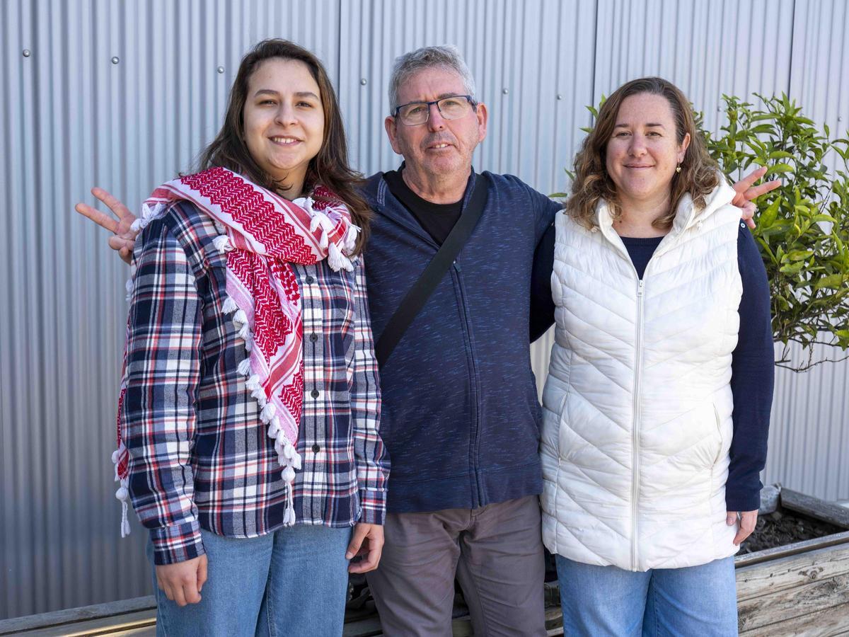 Sama Jaber, a la izquierda, junto a Pablo Díez y Anabel Gómez, en Xàtiva.