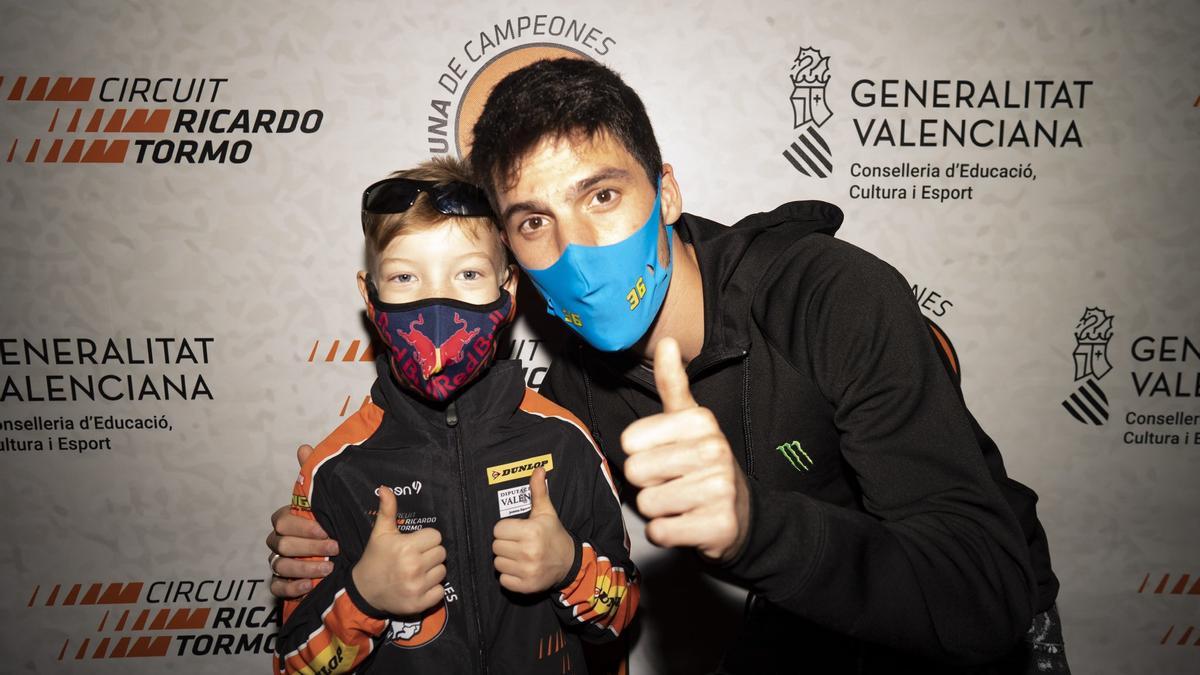 Joan Mir, con un joven piloto antes del pase del documental sobre la Cuna de Campeones