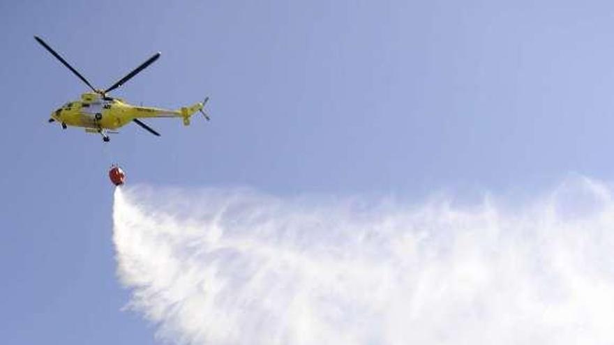 Un helicóptero en el incendio de anteayer en Ribadumia.  // Noé Parga