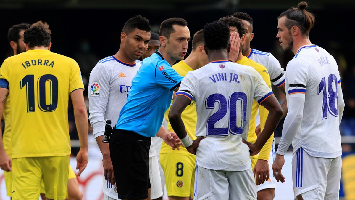Varios jugadores del Madrid, protestando al árbitro