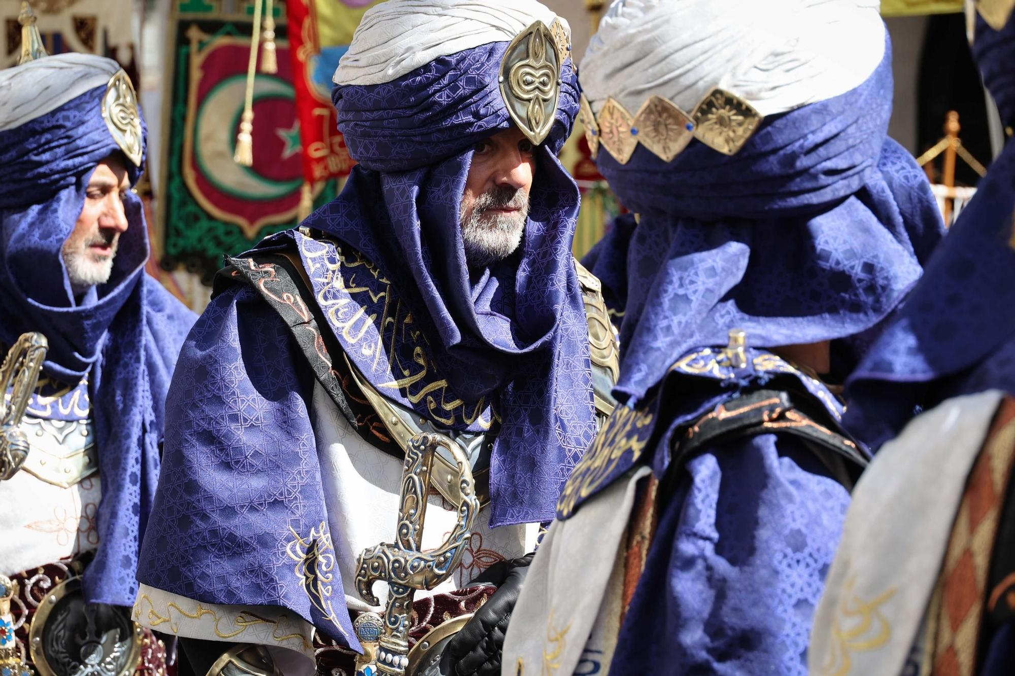 El Sant Jordiet entre claveles en la procesión de la Reliquia