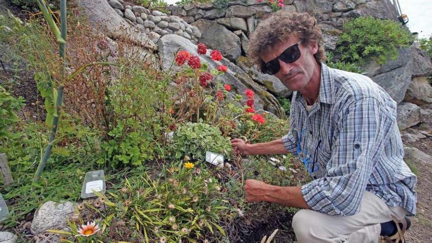 Xavi Garrido, encargado del albergue, con varias de sus plantas, entre ellas una de incienso. // Marta G. Brea