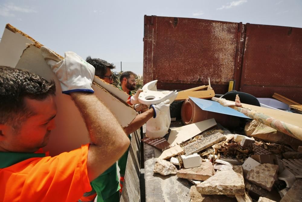 El Ayuntamiento ha encargado un plan de choque de limpieza de urbanizaciones y el centro del casco urbano. Sin contrato, por valor de 117.000 euros mensuales  que se suma a la factura millonaria de 14