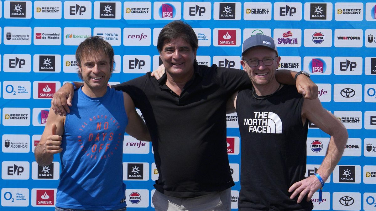 Los hermanos Pou junto al presidente de la FEDME, Bernat Clarella.