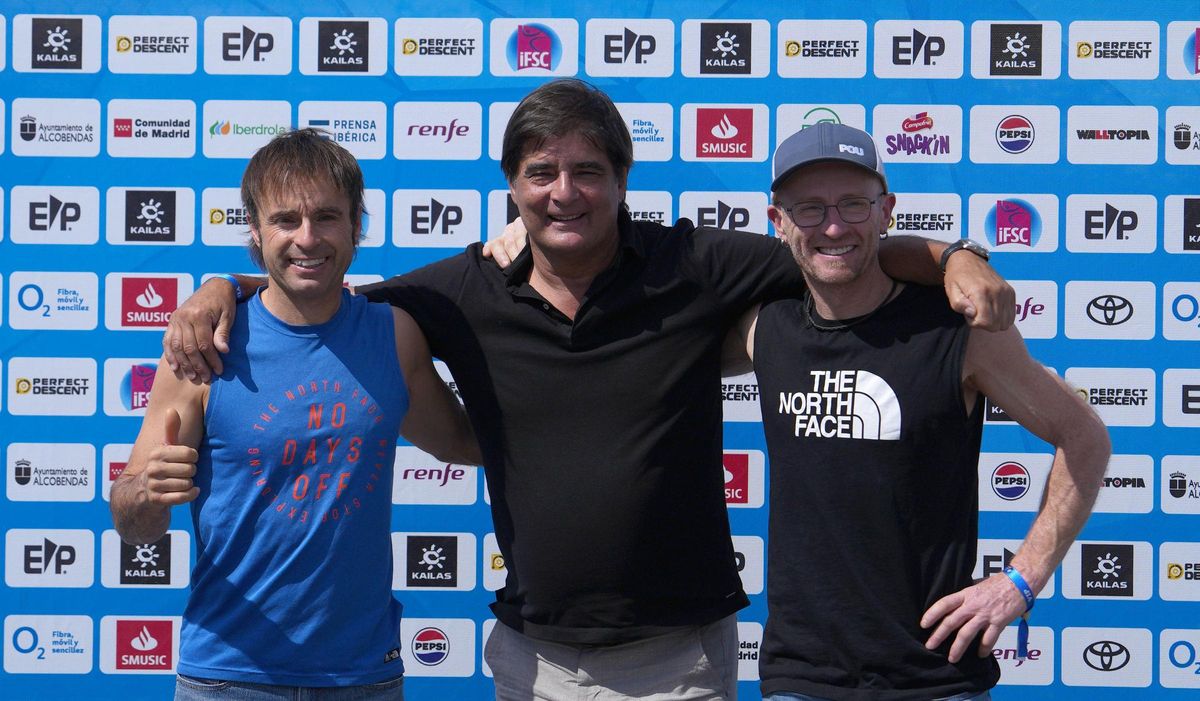 Los hermanos Pou junto al presidente de la FEDME, Bernat Clarella.