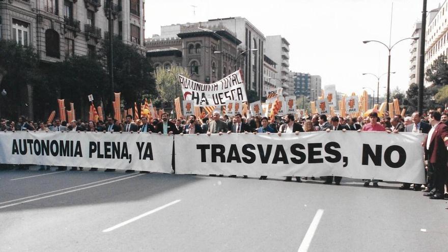 Histórica manifestación en Zaragoza el Día de San Jorge de 1993, donde se reivindicó la plena autonomía y un rotundo ‘trasvases, no’.