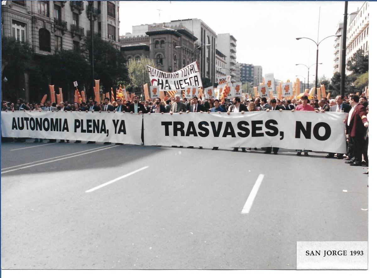 Histórica manifestación en Zaragoza el Día de San Jorge de 1993, donde se reivindicó la plena autonomía y un rotundo ‘trasvases, no’.
