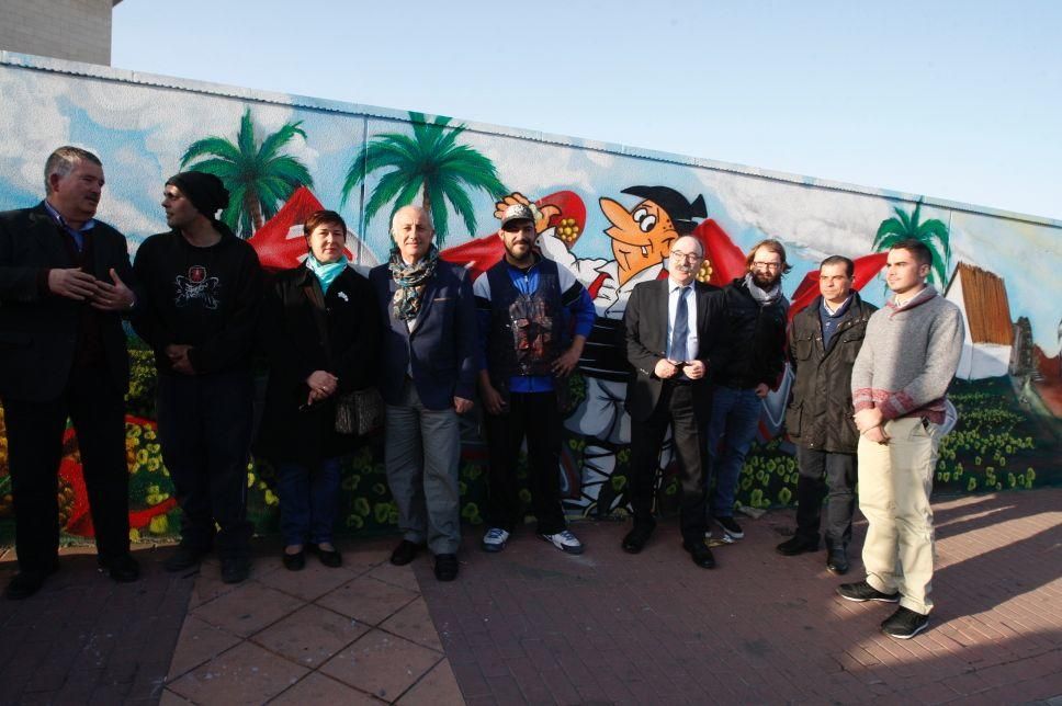 Nuevo mural decorado con motivos relacionados con la huerta en una pared exterior del hotel Nelva