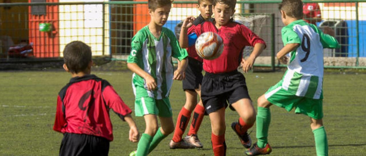 Disputa por el balón en los inicios del Las Mesas-Guía