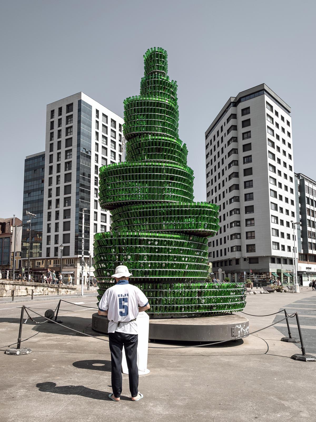 Fotografía de la escultura del árbol de sidra de Asturias