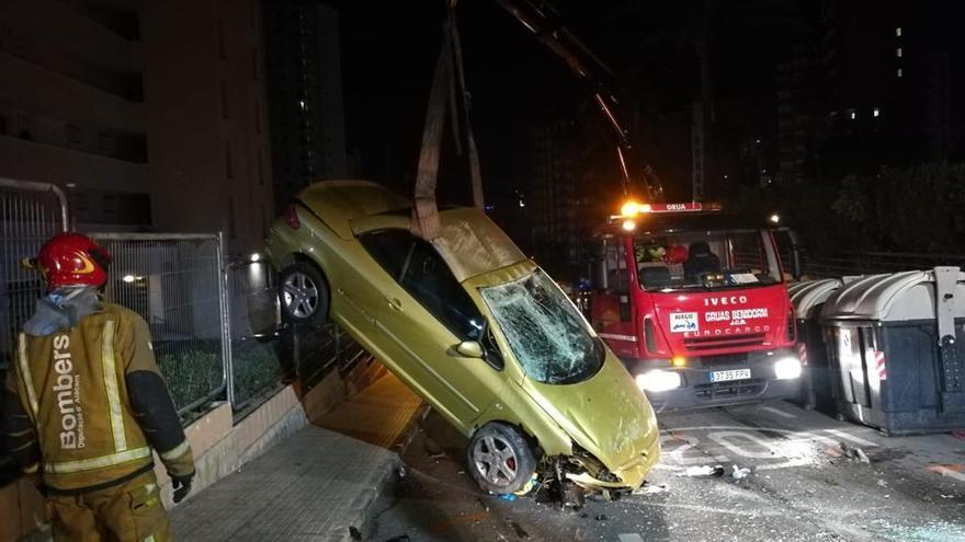 Atrapadas dos mujeres al volcar su coche en Benidorm