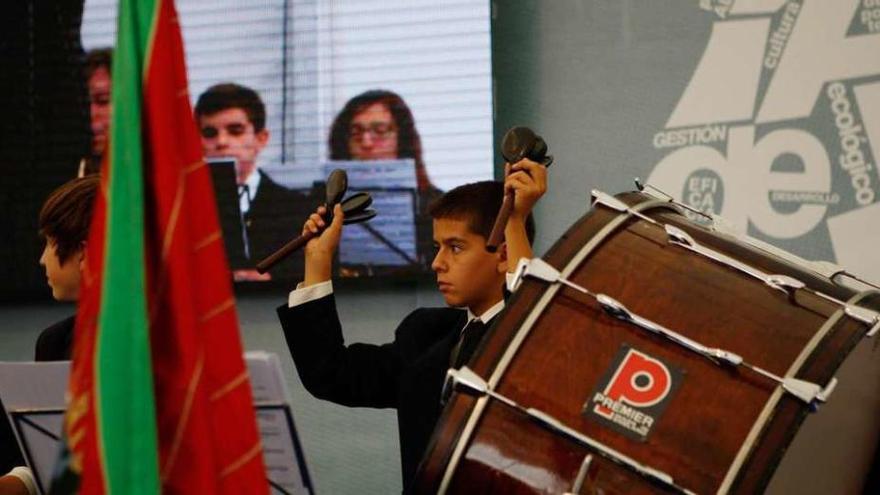 Uno de los jóvenes intérpretes de la Banda de Zamora, en la percusión.