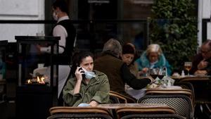 Un terraza del centro Madrid, el día que se anuncia la ampliación de horarios de los bares 