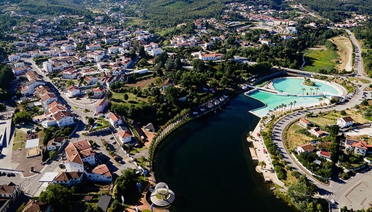 Vista panorámica del complejo de ocio y turístico con la piscina de olas más grande de Portugal.