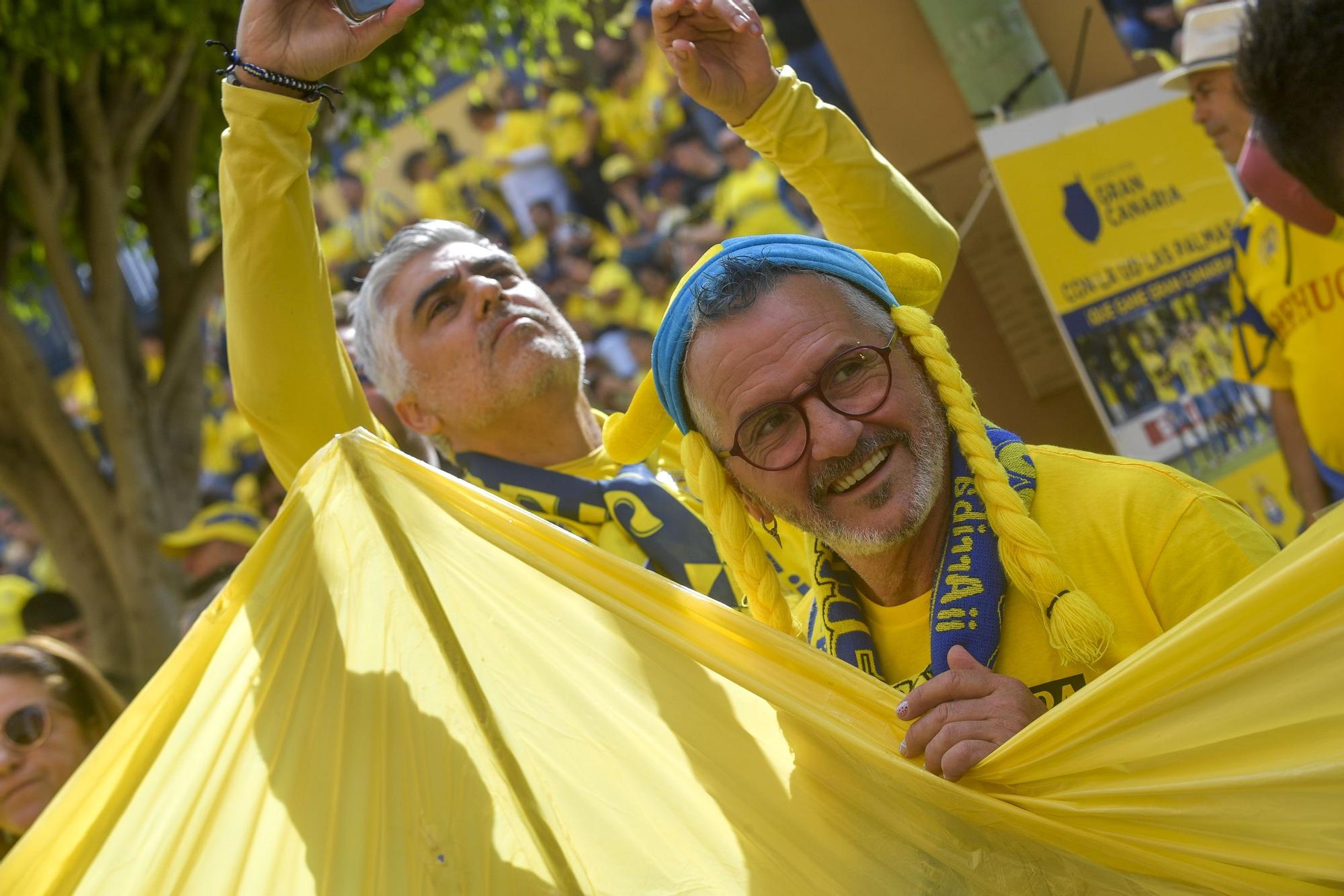 La afición recibe a la guagua de la UD Las Palmas en Fondos de Segura