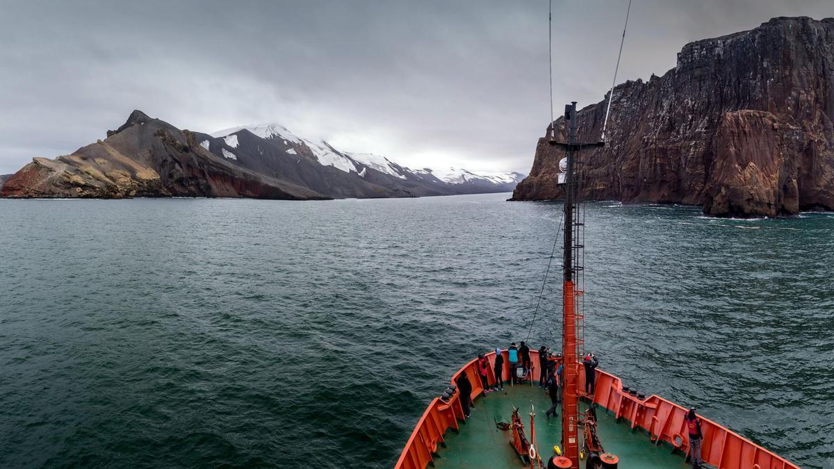 Llegada de un barco a la base Gabriel de Castilla, en la Antártida.