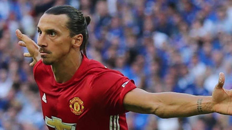 Zlatan Ibrahimovic celebra su tanto ante el Leicester.